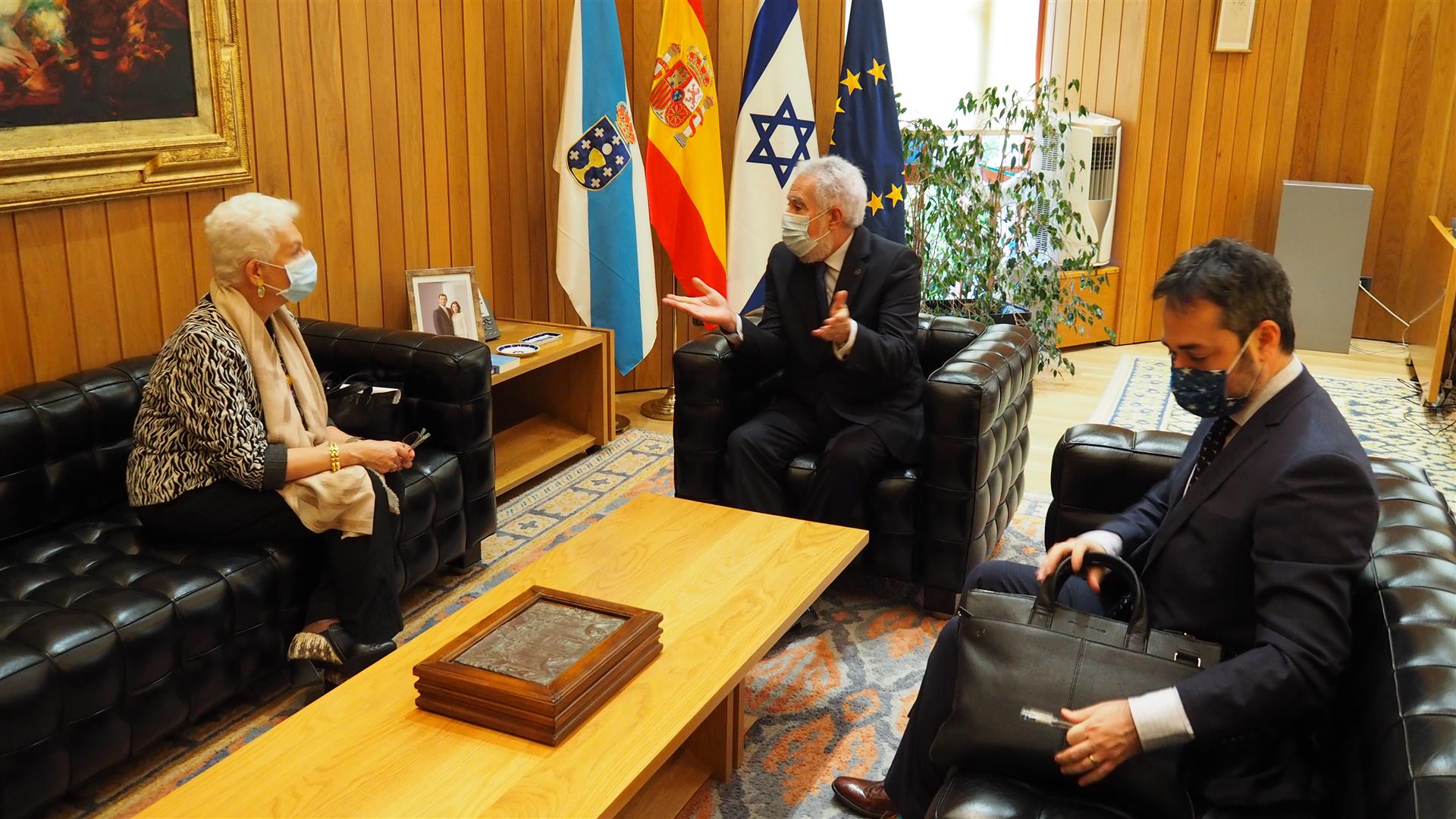 Foto da noticia:A embaixadora de Israel en España visita o Parlamento de Galicia